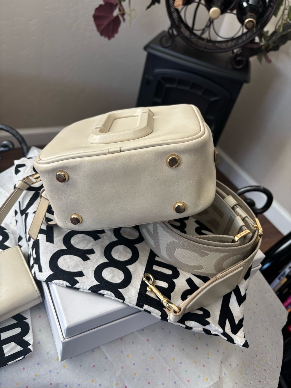 Marc Jacobs THE CUBE Beige matching with Beige WALLET♥️ - Picture 9 of 16